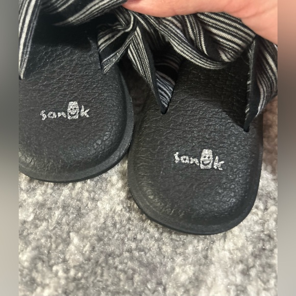 Sanuk Yoga Sling 2 Black White Stripe Sandals Flip Flops Comfort Walking Sz 7 - Picture 2 of 5